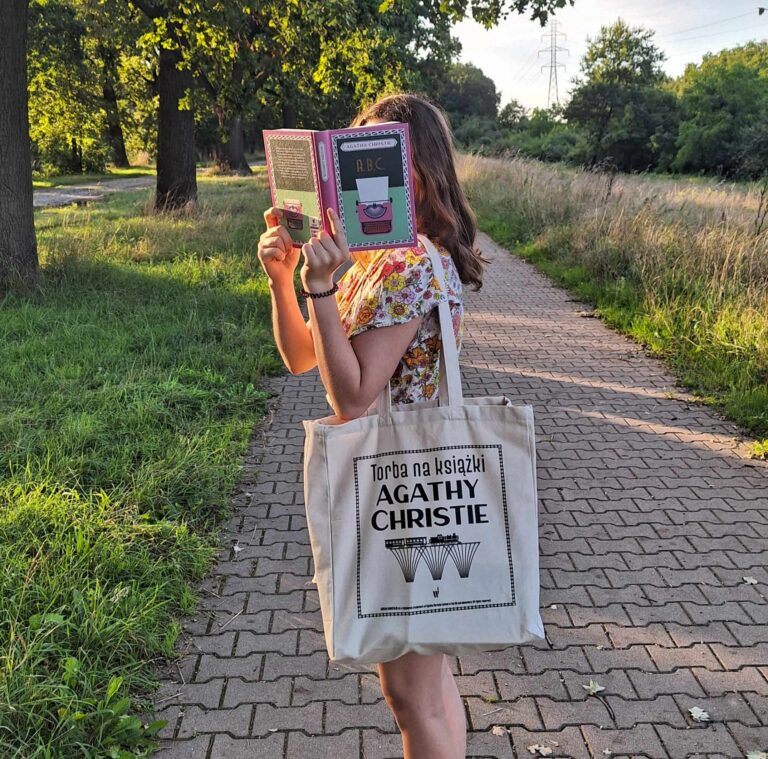 zdjęcie przedstawiające torbę Agathy Christie oraz książkę 